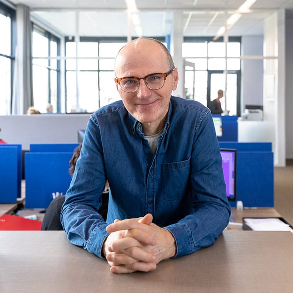 Medewerker aan het werk op het kantoor van FreeVoice